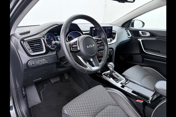 Kia Ceed Sportswagon 1.0T-GDi MHEV Automaat Facelift Navi Ecc Camera Apple Carplay Android Auto Pdc Stoel+Stuurverwarming DynamicPlusLine Elek.Achterklep Lane Assist Dodehoek Assist Regen-Lichtsensor Privacy Glas Isofix 1e Eigenaar Origineel Nederlandse Auto Dealeronderhouden