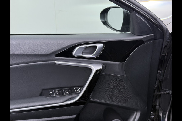 Kia Ceed Sportswagon 1.0T-GDi MHEV Automaat Facelift Navi Ecc Camera Apple Carplay Android Auto Pdc Stoel+Stuurverwarming DynamicPlusLine Elek.Achterklep Lane Assist Dodehoek Assist Regen-Lichtsensor Privacy Glas Isofix 1e Eigenaar Origineel Nederlandse Auto Dealeronderhouden