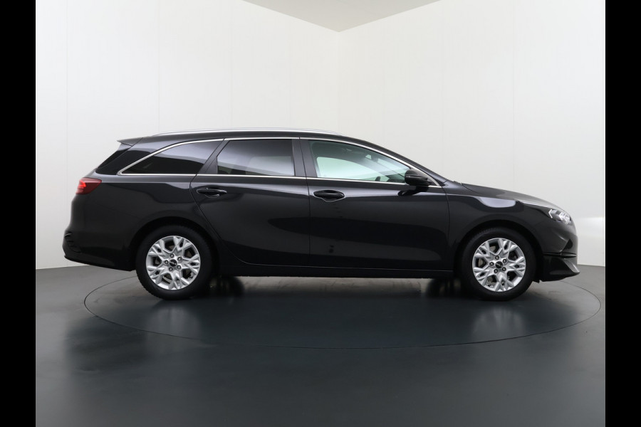 Kia Ceed Sportswagon 1.0T-GDi MHEV Automaat Facelift Navi Ecc Camera Apple Carplay Android Auto Pdc Stoel+Stuurverwarming DynamicPlusLine Elek.Achterklep Lane Assist Dodehoek Assist Regen-Lichtsensor Privacy Glas Isofix 1e Eigenaar Origineel Nederlandse Auto Dealeronderhouden