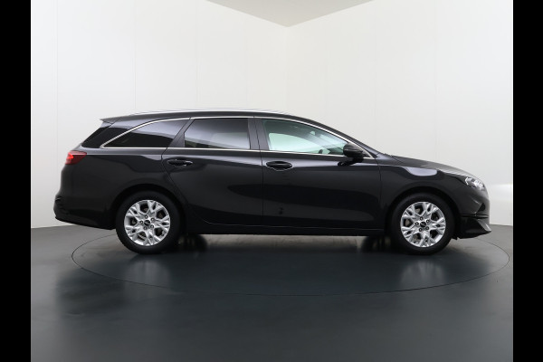 Kia Ceed Sportswagon 1.0T-GDi MHEV Automaat Facelift Navi Ecc Camera Apple Carplay Android Auto Pdc Stoel+Stuurverwarming DynamicPlusLine Elek.Achterklep Lane Assist Dodehoek Assist Regen-Lichtsensor Privacy Glas Isofix 1e Eigenaar Origineel Nederlandse Auto Dealeronderhouden
