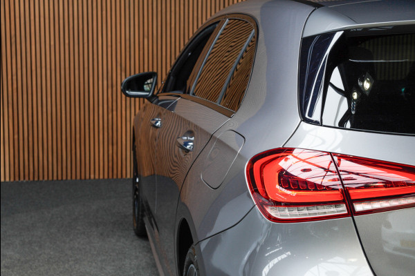 Mercedes-Benz A-Klasse 250e AMG Line Navi Leder Wide screen PTS Stoelverwarming Ambient LM velgen EQ BTW auto!