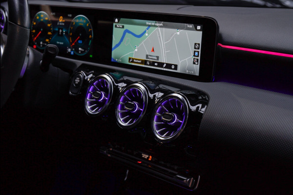 Mercedes-Benz A-Klasse 250e AMG Line Navi Leder Wide screen PTS Stoelverwarming Ambient LM velgen EQ BTW auto!