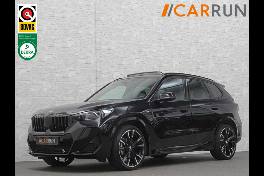 BMW X1 18i M-Sport | Panorama | Sportstoelen | Keyless-Entry | Sfeerverlichting | Achteruitrij-Camera | 5x op voorraad | Carplay | Full-LED | Black-Optic | Getint Glas | Stoelverwarming | Draadloos Laden |