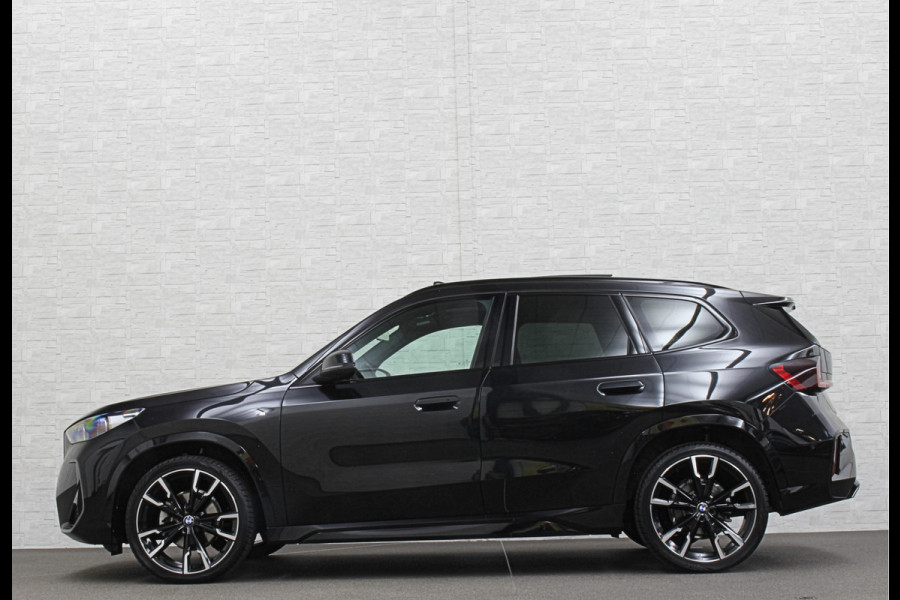BMW X1 18i M-Sport | Panorama | Sportstoelen | Keyless-Entry | Sfeerverlichting | Achteruitrij-Camera | 5x op voorraad | Carplay | Full-LED | Black-Optic | Getint Glas | Stoelverwarming | Draadloos Laden |
