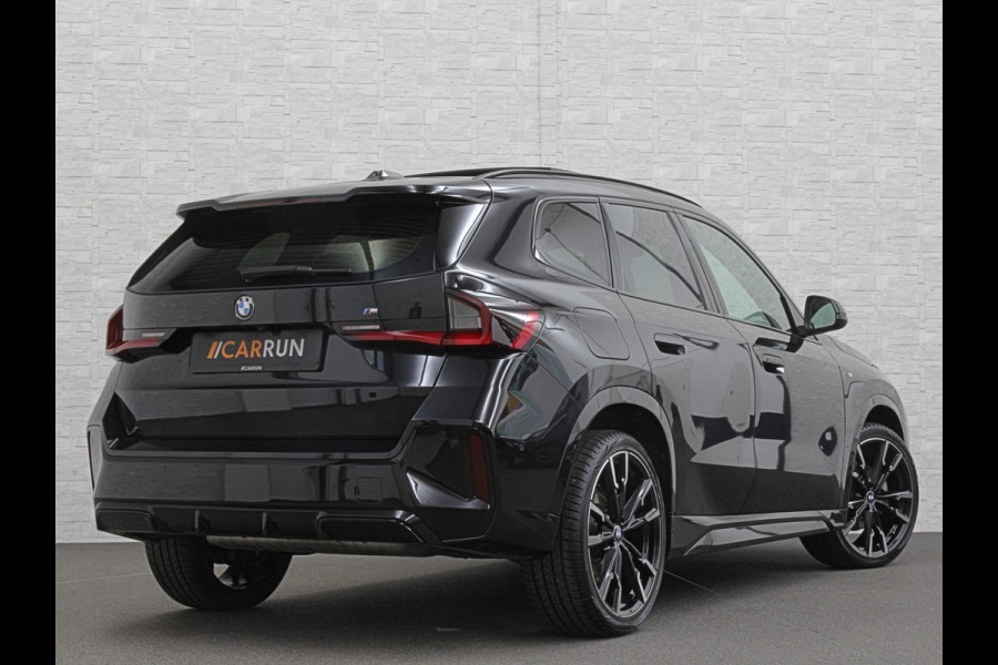 BMW X1 18i M-Sport | Panorama | Sportstoelen | Keyless-Entry | Sfeerverlichting | Achteruitrij-Camera | 5x op voorraad | Carplay | Full-LED | Black-Optic | Getint Glas | Stoelverwarming | Draadloos Laden |