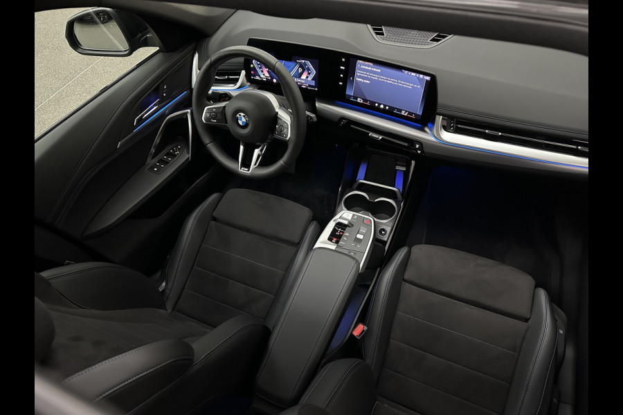 BMW X1 18i M-Sport | Panorama | Sportstoelen | Keyless-Entry | Sfeerverlichting | Achteruitrij-Camera | 5x op voorraad | Carplay | Full-LED | Black-Optic | Getint Glas | Stoelverwarming | Draadloos Laden |