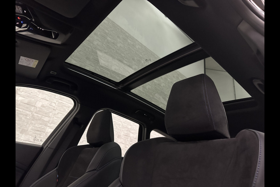 BMW X1 18i M-Sport | Panorama | Sportstoelen | Keyless-Entry | Sfeerverlichting | Achteruitrij-Camera | 5x op voorraad | Carplay | Full-LED | Black-Optic | Getint Glas | Stoelverwarming | Draadloos Laden |