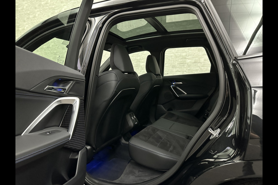 BMW X1 18i M-Sport | Panorama | Sportstoelen | Keyless-Entry | Sfeerverlichting | Achteruitrij-Camera | 5x op voorraad | Carplay | Full-LED | Black-Optic | Getint Glas | Stoelverwarming | Draadloos Laden |