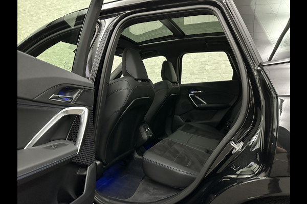 BMW X1 18i M-Sport | Panorama | Sportstoelen | Keyless-Entry | Sfeerverlichting | Achteruitrij-Camera | 5x op voorraad | Carplay | Full-LED | Black-Optic | Getint Glas | Stoelverwarming | Draadloos Laden |