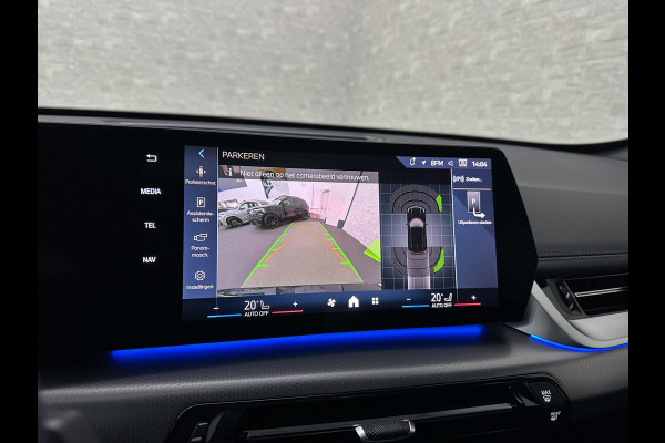 BMW X1 18i M-Sport | Panorama | Sportstoelen | Keyless-Entry | Sfeerverlichting | Achteruitrij-Camera | 5x op voorraad | Carplay | Full-LED | Black-Optic | Getint Glas | Stoelverwarming | Draadloos Laden |