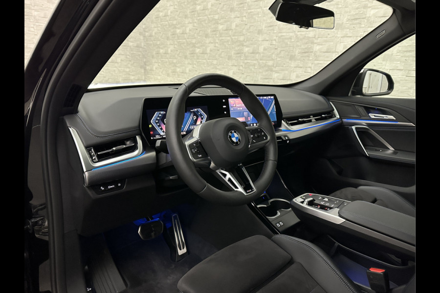BMW X1 18i M-Sport | Panorama | Sportstoelen | Keyless-Entry | Sfeerverlichting | Achteruitrij-Camera | 5x op voorraad | Carplay | Full-LED | Black-Optic | Getint Glas | Stoelverwarming | Draadloos Laden |
