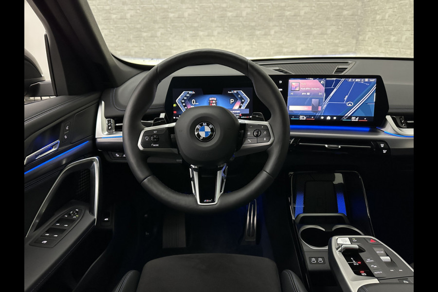 BMW X1 18i M-Sport | Panorama | Sportstoelen | Keyless-Entry | Sfeerverlichting | Achteruitrij-Camera | 5x op voorraad | Carplay | Full-LED | Black-Optic | Getint Glas | Stoelverwarming | Draadloos Laden |
