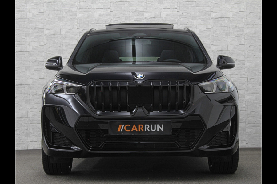 BMW X1 18i M-Sport | Panorama | Sportstoelen | Keyless-Entry | Sfeerverlichting | Achteruitrij-Camera | 5x op voorraad | Carplay | Full-LED | Black-Optic | Getint Glas | Stoelverwarming | Draadloos Laden |