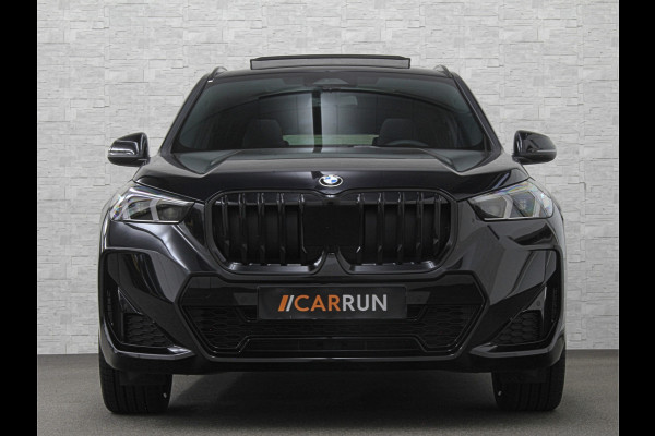 BMW X1 18i M-Sport | Panorama | Sportstoelen | Keyless-Entry | Sfeerverlichting | Achteruitrij-Camera | 5x op voorraad | Carplay | Full-LED | Black-Optic | Getint Glas | Stoelverwarming | Draadloos Laden |