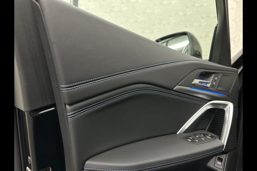 BMW X1 18i M-Sport | Panorama | Sportstoelen | Keyless-Entry | Sfeerverlichting | Achteruitrij-Camera | 5x op voorraad | Carplay | Full-LED | Black-Optic | Getint Glas | Stoelverwarming | Draadloos Laden |