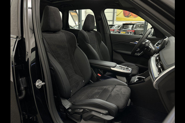 BMW X1 18i M-Sport | Panorama | Sportstoelen | Keyless-Entry | Sfeerverlichting | Achteruitrij-Camera | 5x op voorraad | Carplay | Full-LED | Black-Optic | Getint Glas | Stoelverwarming | Draadloos Laden |