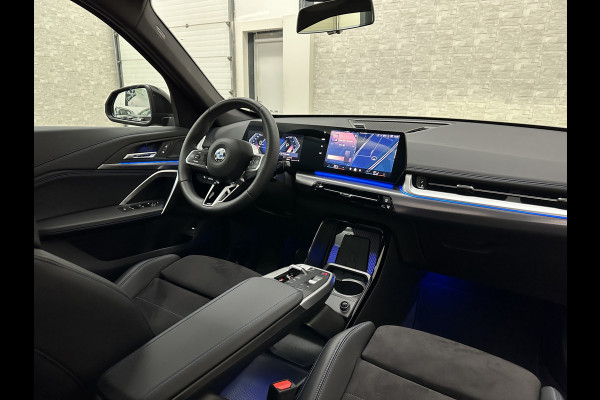 BMW X1 18i M-Sport | Panorama | Sportstoelen | Keyless-Entry | Sfeerverlichting | Achteruitrij-Camera | 5x op voorraad | Carplay | Full-LED | Black-Optic | Getint Glas | Stoelverwarming | Draadloos Laden |