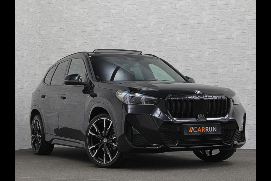 BMW X1 18i M-Sport | Panorama | Sportstoelen | Keyless-Entry | Sfeerverlichting | Achteruitrij-Camera | 5x op voorraad | Carplay | Full-LED | Black-Optic | Getint Glas | Stoelverwarming | Draadloos Laden |