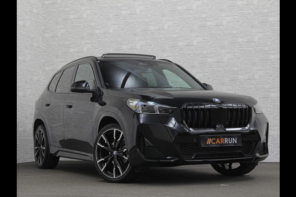 BMW X1 18i M-Sport | Panorama | Sportstoelen | Keyless-Entry | Sfeerverlichting | Achteruitrij-Camera | 5x op voorraad | Carplay | Full-LED | Black-Optic | Getint Glas | Stoelverwarming | Draadloos Laden |