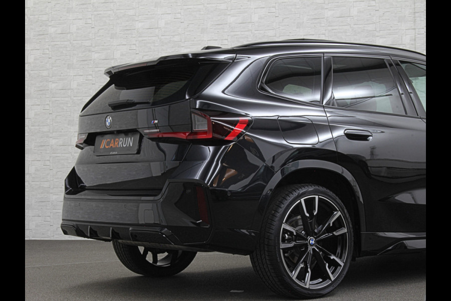 BMW X1 18i M-Sport | Panorama | Sportstoelen | Keyless-Entry | Sfeerverlichting | Achteruitrij-Camera | 5x op voorraad | Carplay | Full-LED | Black-Optic | Getint Glas | Stoelverwarming | Draadloos Laden |