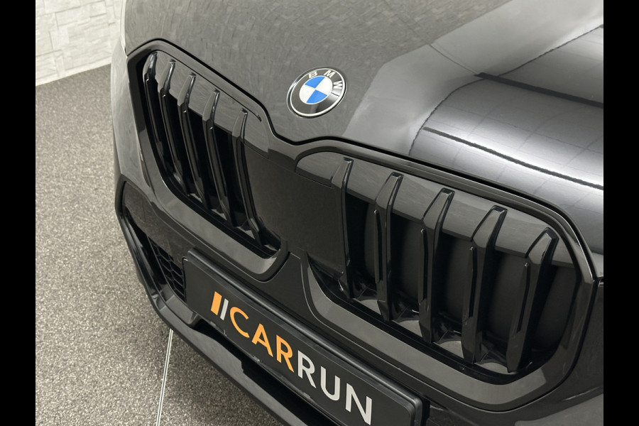 BMW X1 18i M-Sport | Panorama | Sportstoelen | Keyless-Entry | Sfeerverlichting | Achteruitrij-Camera | 5x op voorraad | Carplay | Full-LED | Black-Optic | Getint Glas | Stoelverwarming | Draadloos Laden |