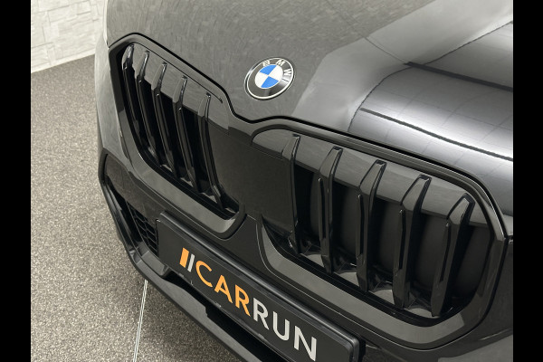 BMW X1 18i M-Sport | Panorama | Sportstoelen | Keyless-Entry | Sfeerverlichting | Achteruitrij-Camera | 5x op voorraad | Carplay | Full-LED | Black-Optic | Getint Glas | Stoelverwarming | Draadloos Laden |