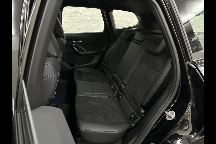 BMW X1 18i M-Sport | Panorama | Sportstoelen | Keyless-Entry | Sfeerverlichting | Achteruitrij-Camera | 5x op voorraad | Carplay | Full-LED | Black-Optic | Getint Glas | Stoelverwarming | Draadloos Laden |