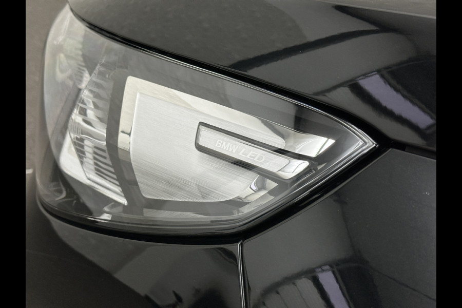 BMW X1 18i M-Sport | Panorama | Sportstoelen | Keyless-Entry | Sfeerverlichting | Achteruitrij-Camera | 5x op voorraad | Carplay | Full-LED | Black-Optic | Getint Glas | Stoelverwarming | Draadloos Laden |
