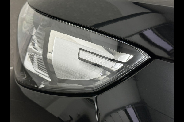 BMW X1 18i M-Sport | Panorama | Sportstoelen | Keyless-Entry | Sfeerverlichting | Achteruitrij-Camera | 5x op voorraad | Carplay | Full-LED | Black-Optic | Getint Glas | Stoelverwarming | Draadloos Laden |