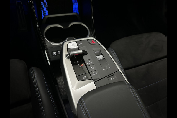 BMW X1 18i M-Sport | Panorama | Sportstoelen | Keyless-Entry | Sfeerverlichting | Achteruitrij-Camera | 5x op voorraad | Carplay | Full-LED | Black-Optic | Getint Glas | Stoelverwarming | Draadloos Laden |