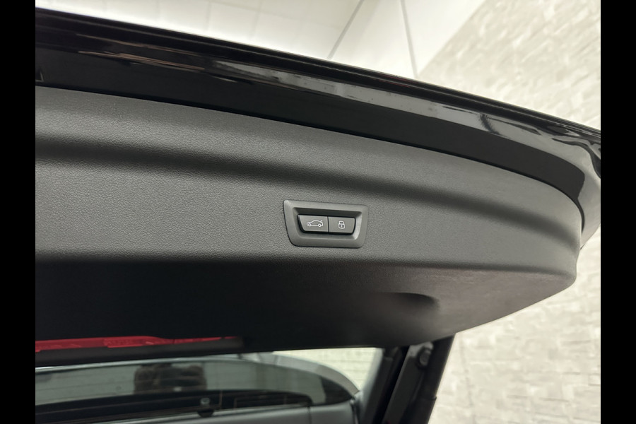 BMW X1 18i M-Sport | Panorama | Sportstoelen | Keyless-Entry | Sfeerverlichting | Achteruitrij-Camera | 5x op voorraad | Carplay | Full-LED | Black-Optic | Getint Glas | Stoelverwarming | Draadloos Laden |