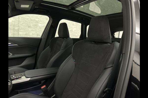 BMW X1 18i M-Sport | Panorama | Sportstoelen | Keyless-Entry | Sfeerverlichting | Achteruitrij-Camera | 5x op voorraad | Carplay | Full-LED | Black-Optic | Getint Glas | Stoelverwarming | Draadloos Laden |