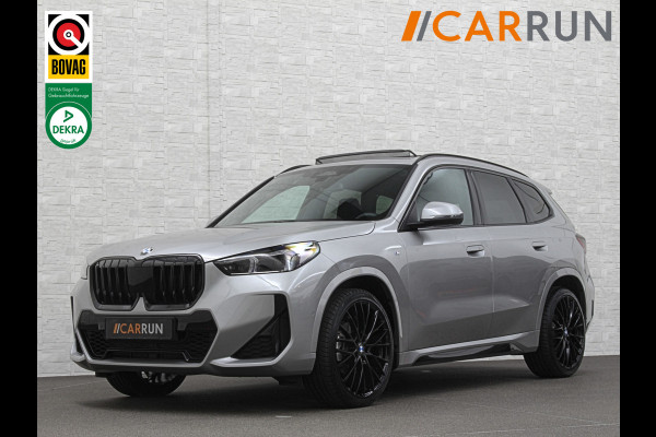 BMW X1 18i M-Sport | Panorama | Sportstoelen | Keyless-Entry | Sfeerverlichting | Achteruitrij-Camera | 5x op voorraad! | Carplay | Full-LED | Black-Optic | Getint Glas | Stoelverwarming | Draadloos Laden |