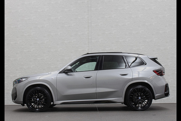 BMW X1 18i M-Sport | Panorama | Sportstoelen | Keyless-Entry | Sfeerverlichting | Achteruitrij-Camera | 5x op voorraad! | Carplay | Full-LED | Black-Optic | Getint Glas | Stoelverwarming | Draadloos Laden |