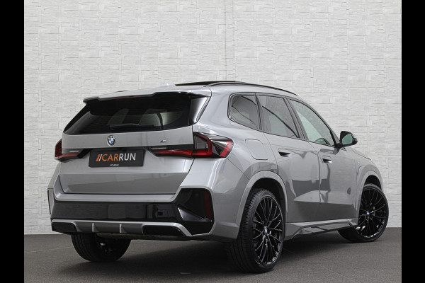 BMW X1 18i M-Sport | Panorama | Sportstoelen | Keyless-Entry | Sfeerverlichting | Achteruitrij-Camera | 5x op voorraad! | Carplay | Full-LED | Black-Optic | Getint Glas | Stoelverwarming | Draadloos Laden |