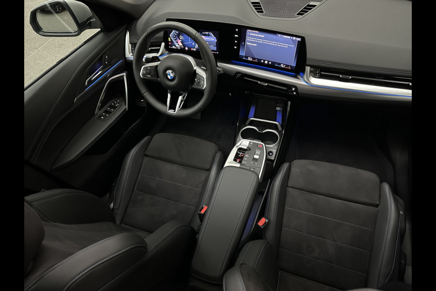BMW X1 18i M-Sport | Panorama | Sportstoelen | Keyless-Entry | Sfeerverlichting | Achteruitrij-Camera | 5x op voorraad! | Carplay | Full-LED | Black-Optic | Getint Glas | Stoelverwarming | Draadloos Laden |