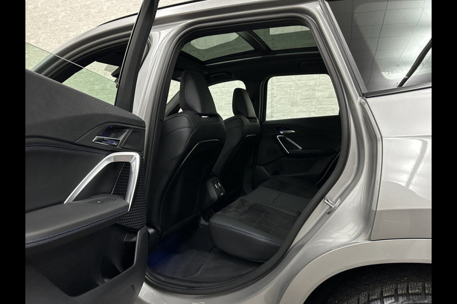 BMW X1 18i M-Sport | Panorama | Sportstoelen | Keyless-Entry | Sfeerverlichting | Achteruitrij-Camera | 5x op voorraad! | Carplay | Full-LED | Black-Optic | Getint Glas | Stoelverwarming | Draadloos Laden |