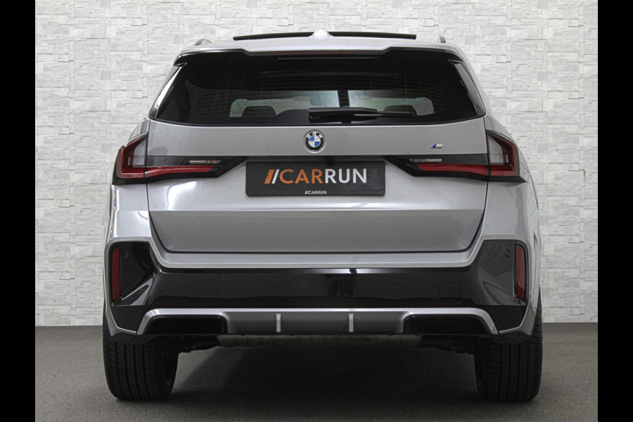 BMW X1 18i M-Sport | Panorama | Sportstoelen | Keyless-Entry | Sfeerverlichting | Achteruitrij-Camera | 5x op voorraad! | Carplay | Full-LED | Black-Optic | Getint Glas | Stoelverwarming | Draadloos Laden |