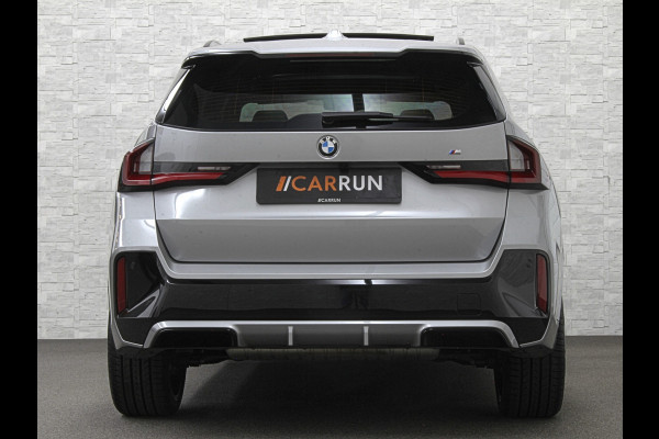 BMW X1 18i M-Sport | Panorama | Sportstoelen | Keyless-Entry | Sfeerverlichting | Achteruitrij-Camera | 5x op voorraad! | Carplay | Full-LED | Black-Optic | Getint Glas | Stoelverwarming | Draadloos Laden |