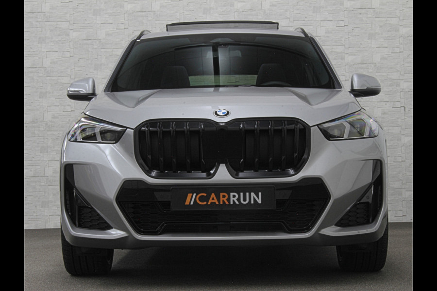 BMW X1 18i M-Sport | Panorama | Sportstoelen | Keyless-Entry | Sfeerverlichting | Achteruitrij-Camera | 5x op voorraad! | Carplay | Full-LED | Black-Optic | Getint Glas | Stoelverwarming | Draadloos Laden |