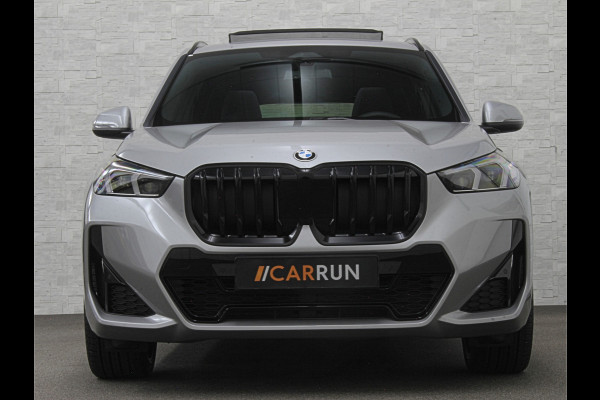 BMW X1 18i M-Sport | Panorama | Sportstoelen | Keyless-Entry | Sfeerverlichting | Achteruitrij-Camera | 5x op voorraad! | Carplay | Full-LED | Black-Optic | Getint Glas | Stoelverwarming | Draadloos Laden |