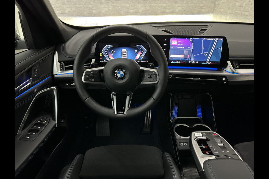 BMW X1 18i M-Sport | Panorama | Sportstoelen | Keyless-Entry | Sfeerverlichting | Achteruitrij-Camera | 5x op voorraad! | Carplay | Full-LED | Black-Optic | Getint Glas | Stoelverwarming | Draadloos Laden |
