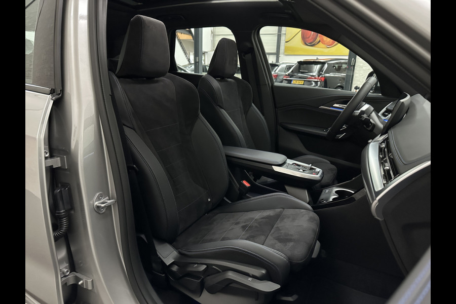 BMW X1 18i M-Sport | Panorama | Sportstoelen | Keyless-Entry | Sfeerverlichting | Achteruitrij-Camera | 5x op voorraad! | Carplay | Full-LED | Black-Optic | Getint Glas | Stoelverwarming | Draadloos Laden |