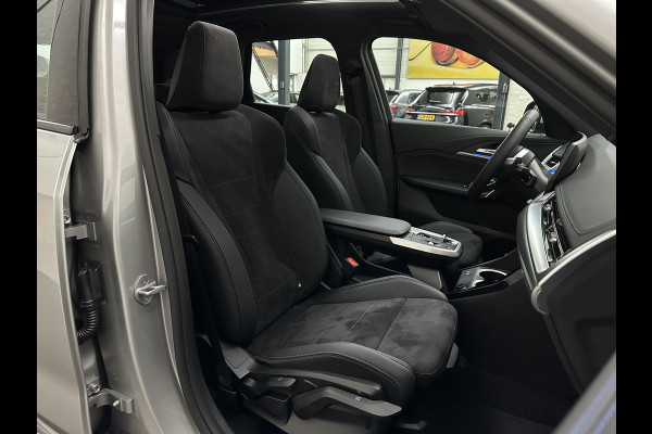 BMW X1 18i M-Sport | Panorama | Sportstoelen | Keyless-Entry | Sfeerverlichting | Achteruitrij-Camera | 5x op voorraad! | Carplay | Full-LED | Black-Optic | Getint Glas | Stoelverwarming | Draadloos Laden |