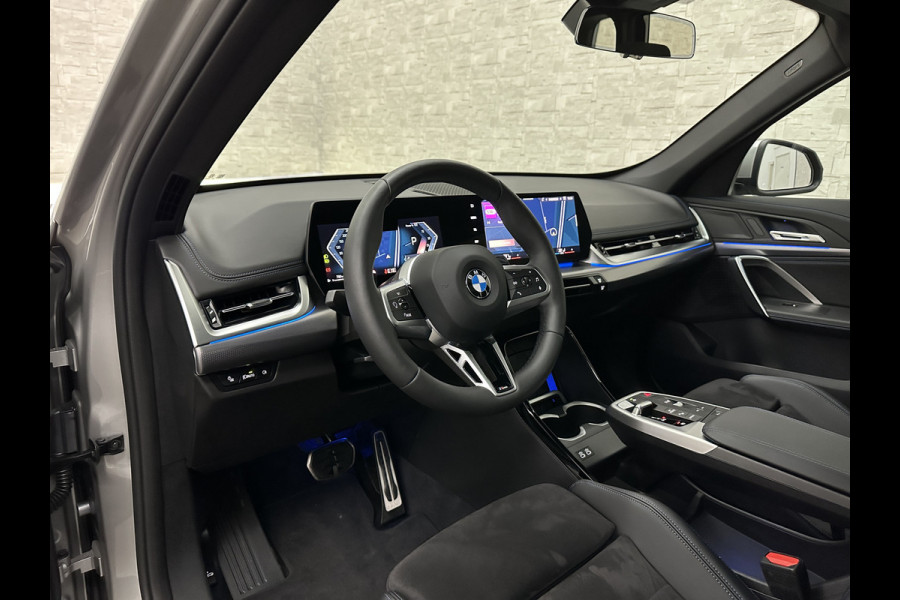 BMW X1 18i M-Sport | Panorama | Sportstoelen | Keyless-Entry | Sfeerverlichting | Achteruitrij-Camera | 5x op voorraad! | Carplay | Full-LED | Black-Optic | Getint Glas | Stoelverwarming | Draadloos Laden |