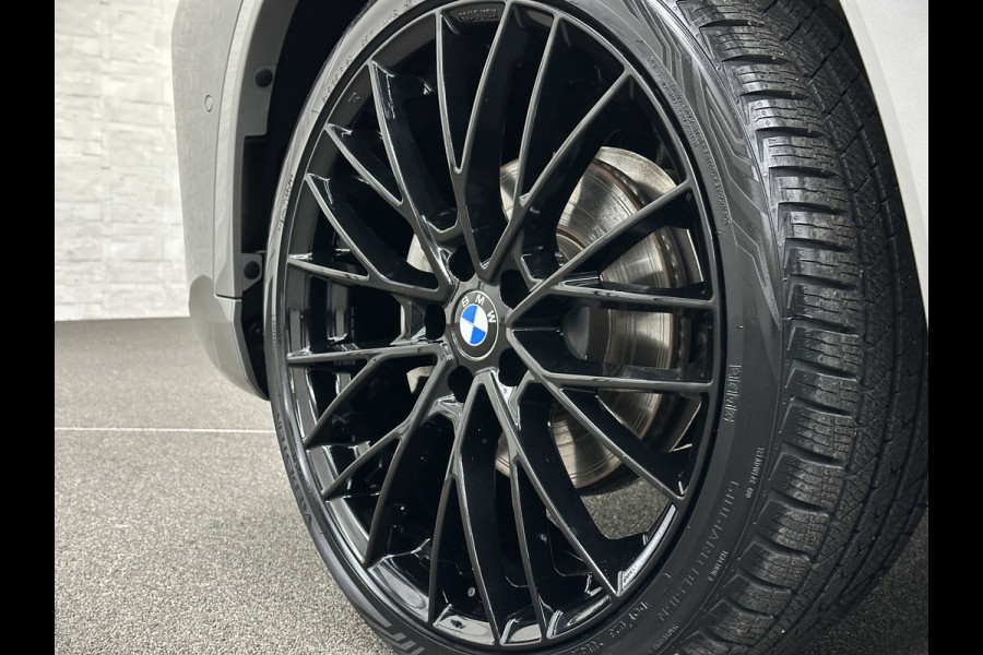 BMW X1 18i M-Sport | Panorama | Sportstoelen | Keyless-Entry | Sfeerverlichting | Achteruitrij-Camera | 5x op voorraad! | Carplay | Full-LED | Black-Optic | Getint Glas | Stoelverwarming | Draadloos Laden |