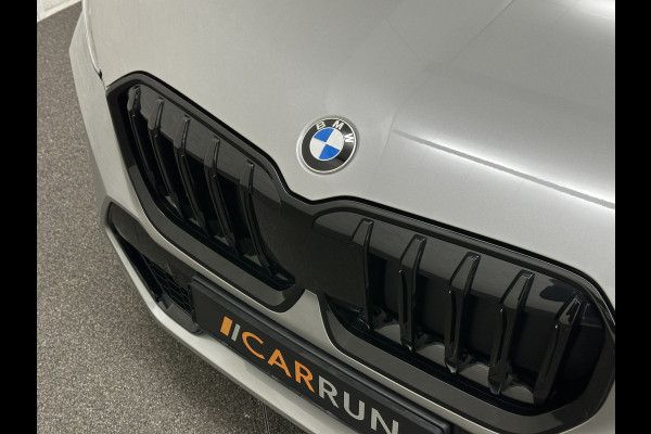 BMW X1 18i M-Sport | Panorama | Sportstoelen | Keyless-Entry | Sfeerverlichting | Achteruitrij-Camera | 5x op voorraad! | Carplay | Full-LED | Black-Optic | Getint Glas | Stoelverwarming | Draadloos Laden |