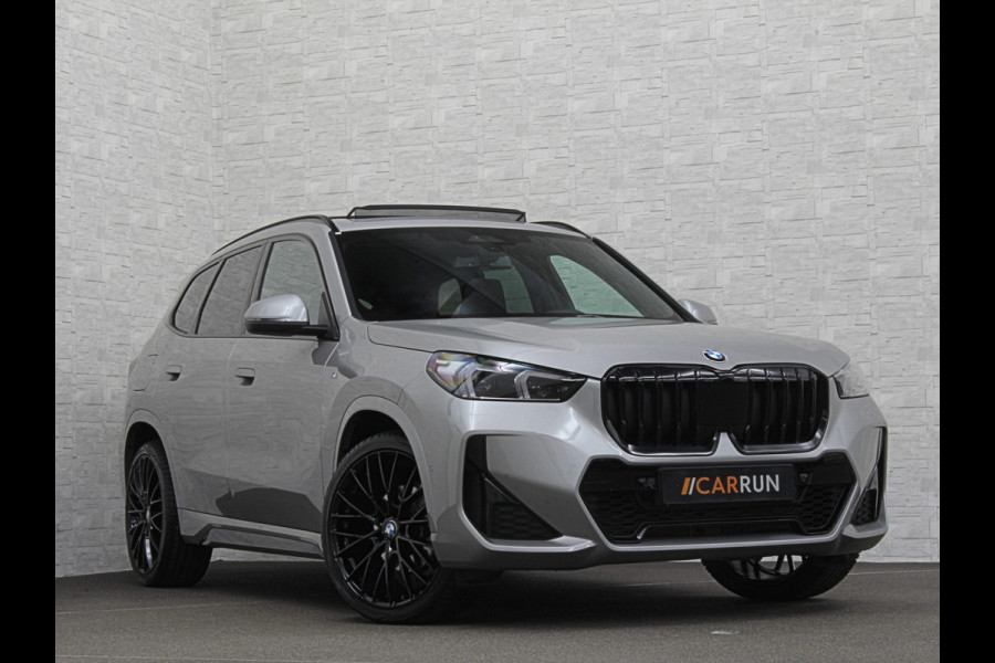 BMW X1 18i M-Sport | Panorama | Sportstoelen | Keyless-Entry | Sfeerverlichting | Achteruitrij-Camera | 5x op voorraad! | Carplay | Full-LED | Black-Optic | Getint Glas | Stoelverwarming | Draadloos Laden |