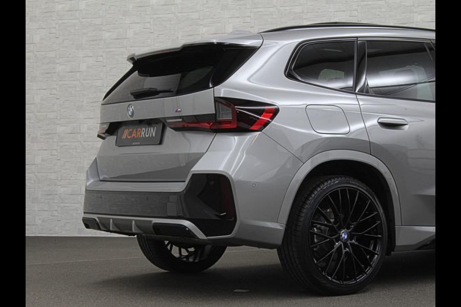 BMW X1 18i M-Sport | Panorama | Sportstoelen | Keyless-Entry | Sfeerverlichting | Achteruitrij-Camera | 5x op voorraad! | Carplay | Full-LED | Black-Optic | Getint Glas | Stoelverwarming | Draadloos Laden |