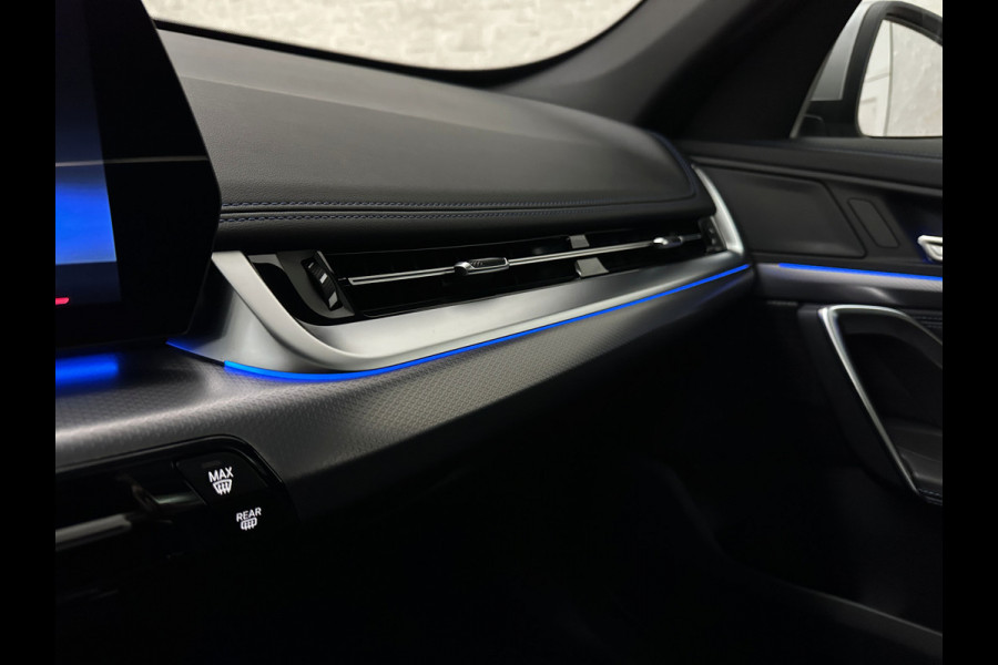 BMW X1 18i M-Sport | Panorama | Sportstoelen | Keyless-Entry | Sfeerverlichting | Achteruitrij-Camera | 5x op voorraad! | Carplay | Full-LED | Black-Optic | Getint Glas | Stoelverwarming | Draadloos Laden |